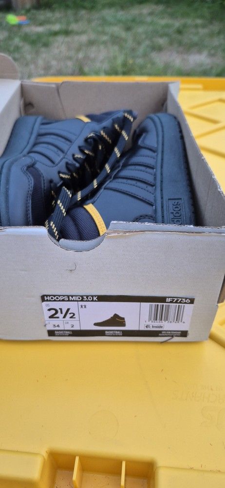 Boys Adidas Size 2.5 (Big Boy)