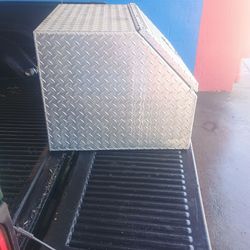 Truck tool box