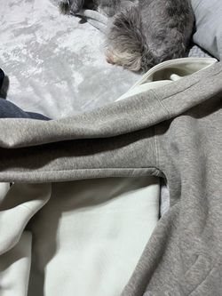 Real essentials fear of god hoodie does not fit me.