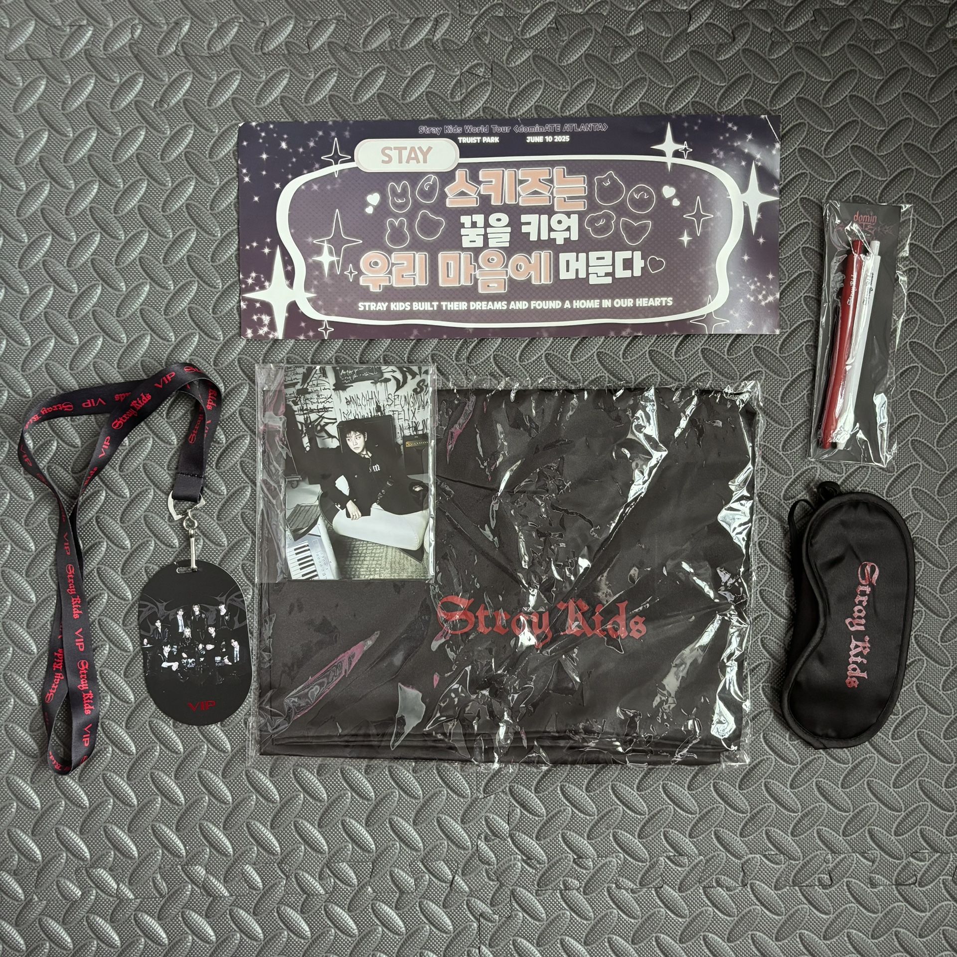 Stray Kids dominATE world tour USA VIP merch gift set + VIP lanyard + ATL banner