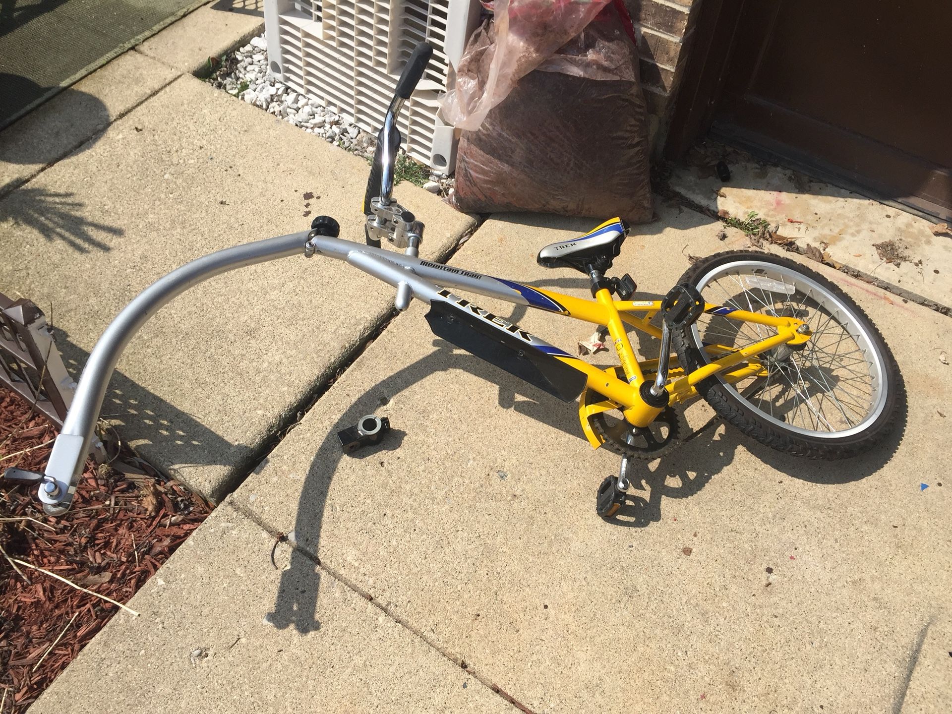 TREK Co pilot, bike trailer, trail a bike, like new, folds for storage