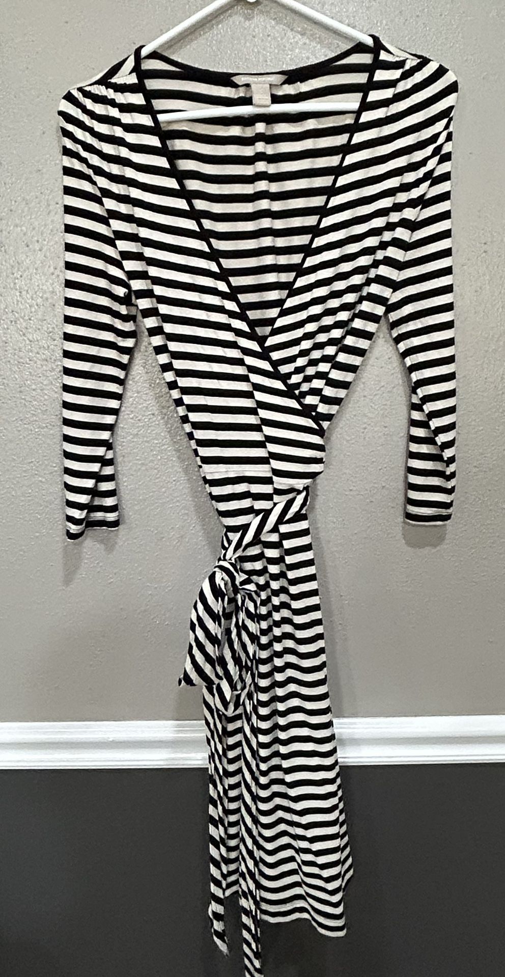 CUTE BANANA REPUBLIC WRAP DRESS- Sz Medium