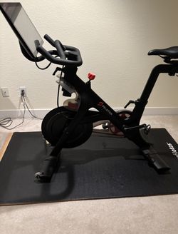 2020 Peloton Bike 2nd Gen Over 500 Rides Great Condition - Seattle, WA