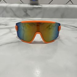 Plastic sports glasses