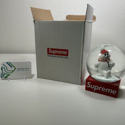 Supreme Snow Globe Frosty the Snowman Smoking Christmas Snowflakes NEW 2021