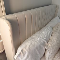 Cream tufted Full Size Bed