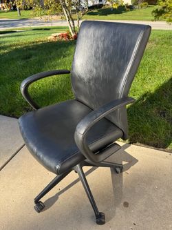Leather computer desk chair. In excellent condition
