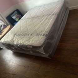 NEW MATTRESS KING SIZE PLUSH WITH BOX SPRING