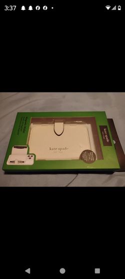 Woman's magnetic wallet