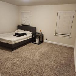 Zinus Queen SIZE BEDFRAME and Mattress