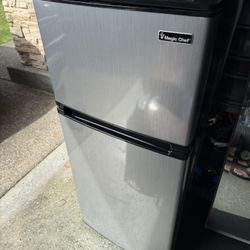 Magic Chef Mini Fridge 4.3 Cu Ft HVDR430SE Mini Fridge