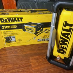 DEWALT PRESSURE WASHER  2100 PSI 1.2 GPM 13 Amp Cold Water Electric Pressure Washer with Internal Equipment Storage