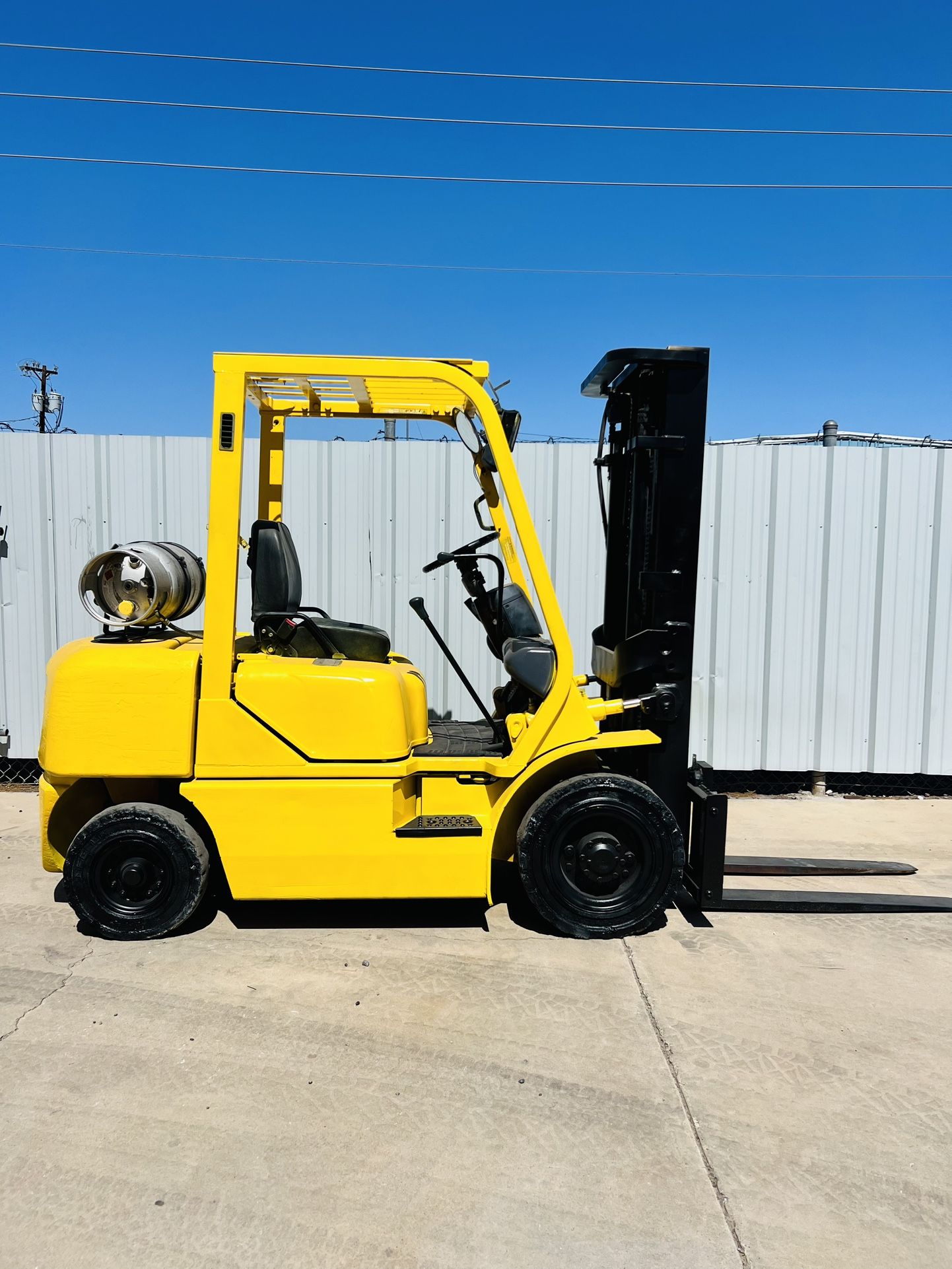 Forklift 5000lb Komatsu solid pneumatic tire low hours
