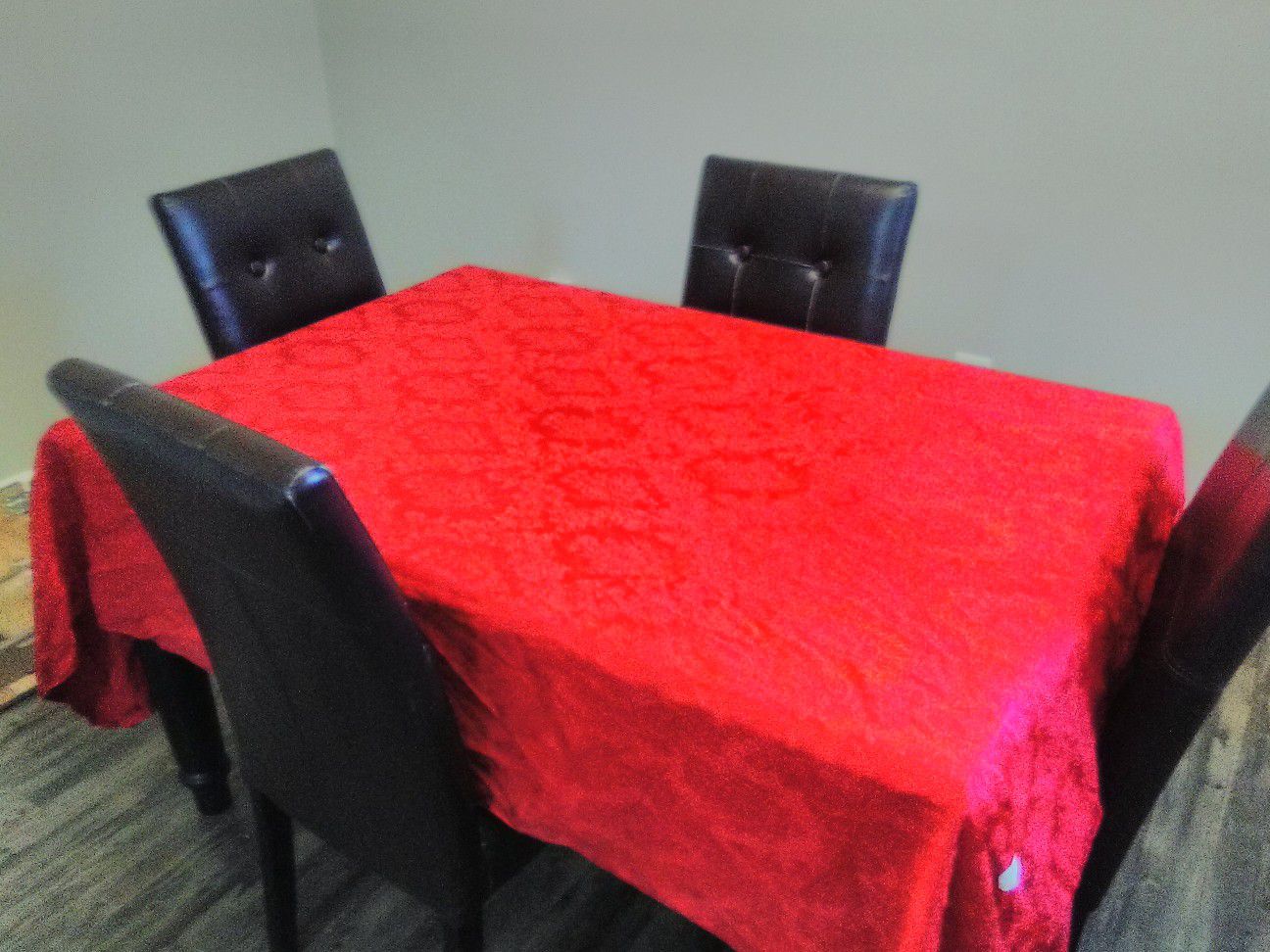 USED DINING/KITCHEN TABLE W/ 4 CHAIRS