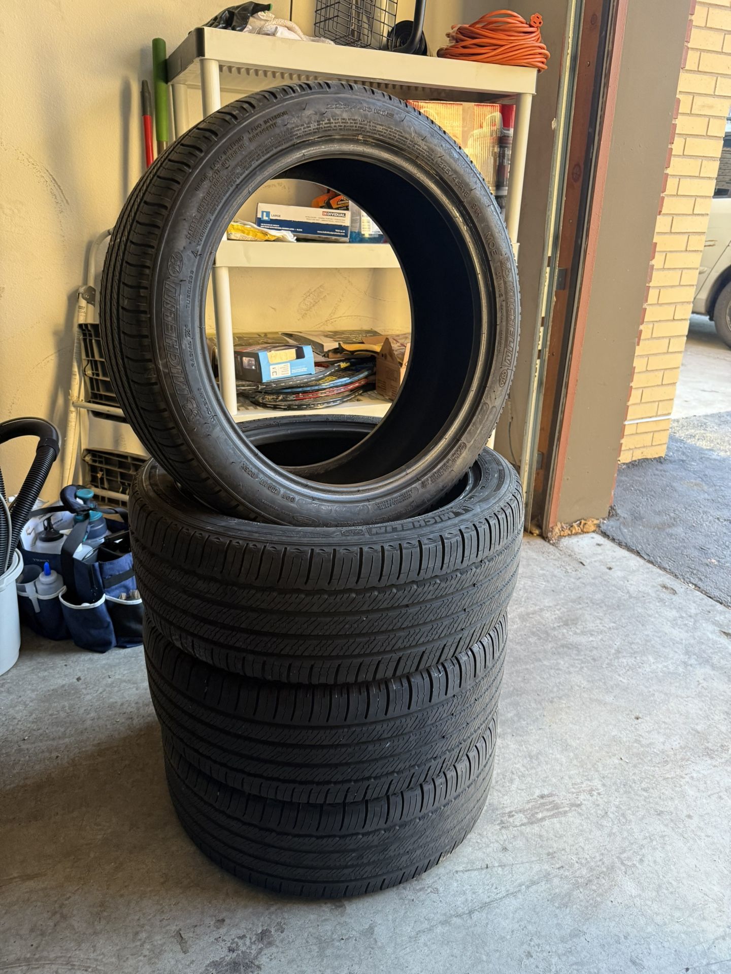 225-45-18 Michelin