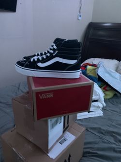 VANS Sk8-Hi Unisex Casual High-Top Skate Shoes, Comfortable and Durable in Signature Waffle Rubber Sole