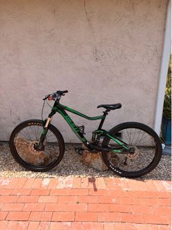 Giant STANCE 2 mountain bike.