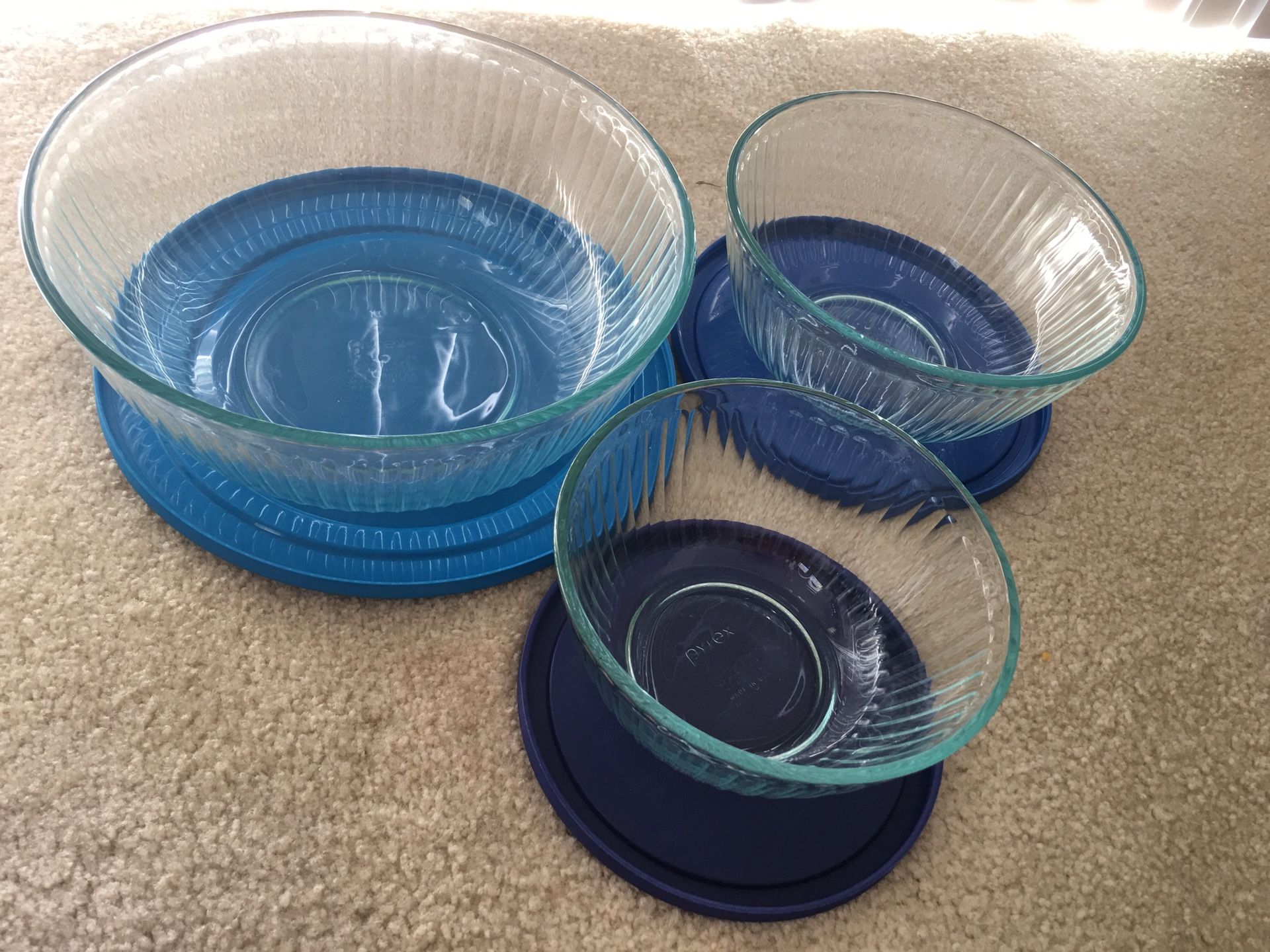 Glass Pyrex round bowls with lids