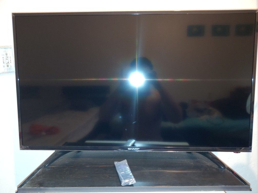 Sharp 40 ' inch tv, Full HD, Roku tv