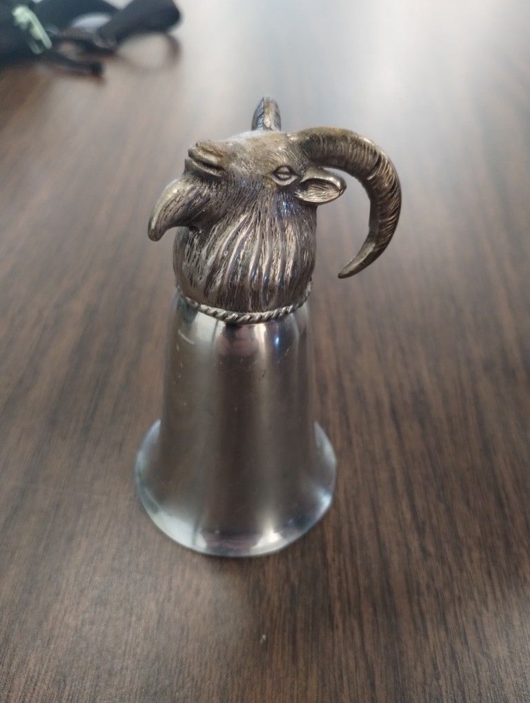 Vintage metal Stirrup cup shot glass large Ram Rare signed WILLAMSBURG PEWTER.
Great shape. Normal wear