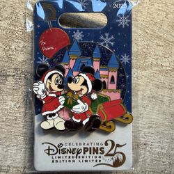 Disney Pin 2025 - Santa Mickey and Minnie Mouse Holiday Christmas – LE 1750