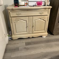 vintage stanley cupboard , really good condition!!! has a top drawer and a foldable top 