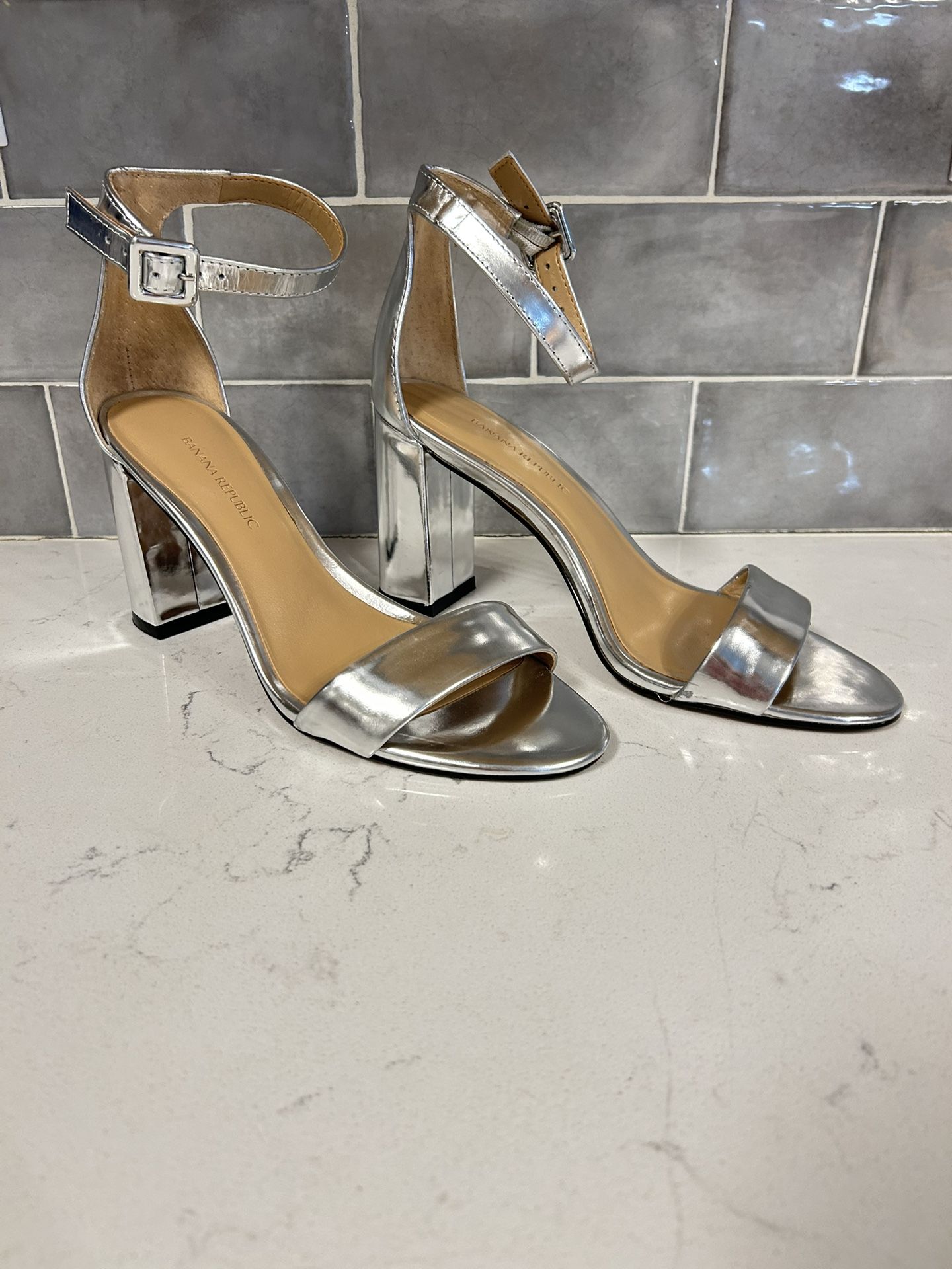 Like new Banana Republic women’s silver strap ankle size 6 heels