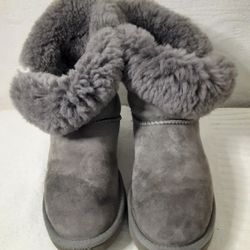 Ugg mid-height boots with buttons Size 7