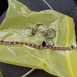 4 Rings and a bracelet 