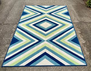 5’3” x 7’6” Outdoor/Indoor Rug