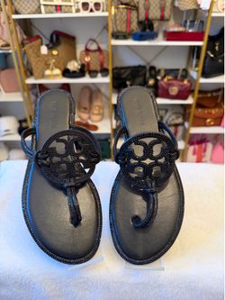 🖤 Tory Burch Sandals available in sizes:7,8,9 &10 come with box