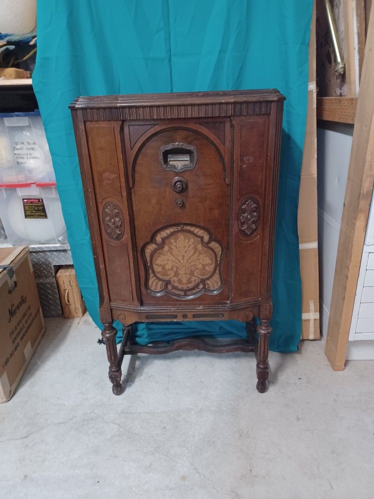 Vintage Brunswick Uniselector Model 15 Radio