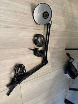 Swing arm desk lamp