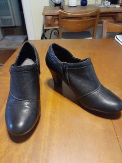 Size 8 sandals shoes and boots Clark's aldos and Skechers brands