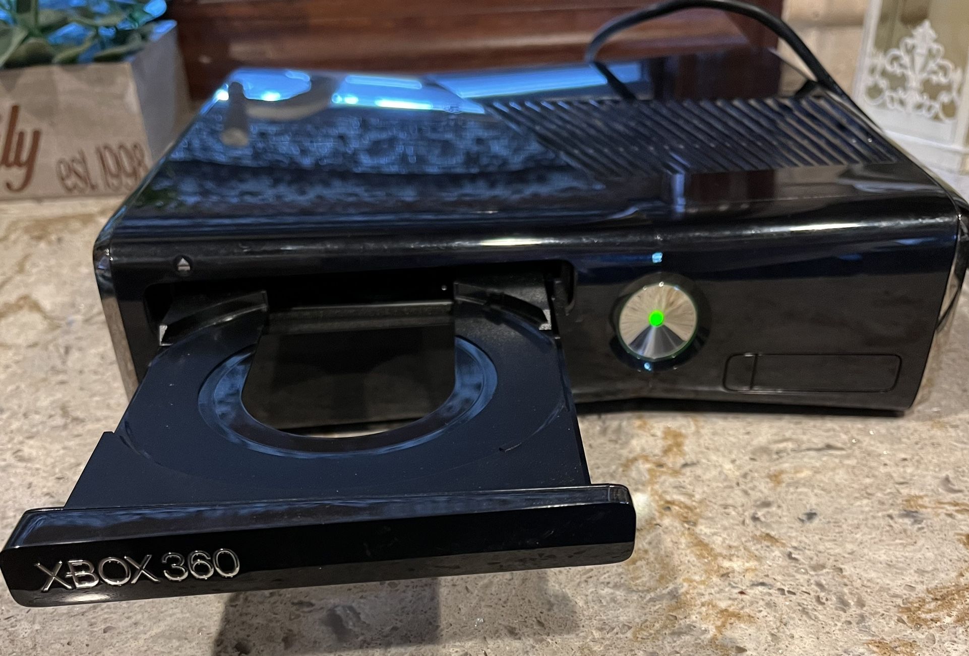 XBOX 360 - 4 Controllers - 14 Games - No HDMI