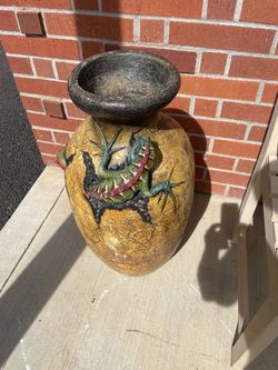 Vase - Iguana- Lizard Handcrafted Mexica vase signed by artist Solis Ollin