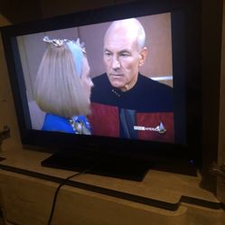 35 Inch Toshiba Hdtv Works Great Comes With Roku Stick And Remote 