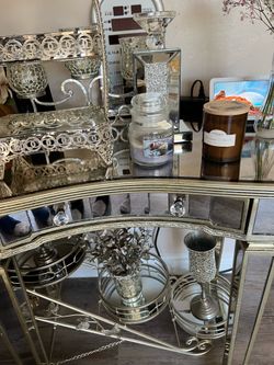 Desk, beautiful mirror