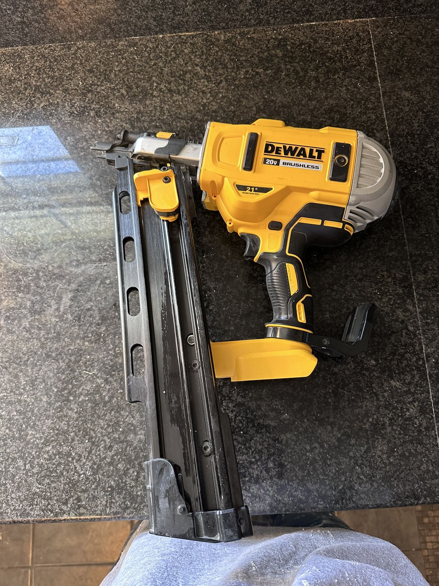 DEWALT 20V MAX XR Lithium-Ion Electric Cordless Brushless 2-Speed 21° Plastic Collated Framing Naile