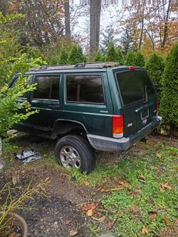 Parting out jeep Cherokee sport