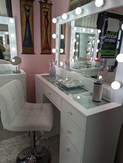 beautiful vanity new excellent quality