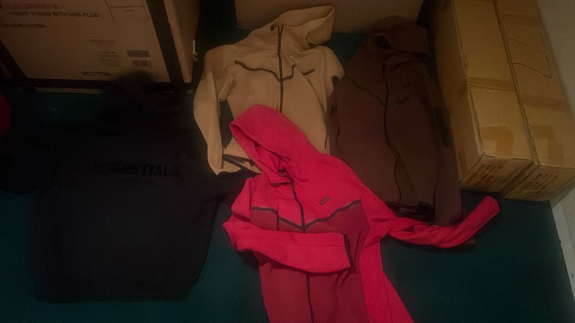 Black Essentials Hoodie Size M - Red Nike Tech Size M - Carmel Color Nike Tech Size M Brown Nike Tech Size m