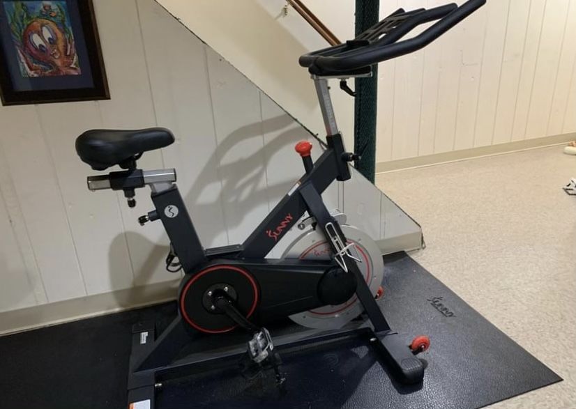 Sunny Health Fitness Magnetic Belt Drive Indoor Cycling Bike