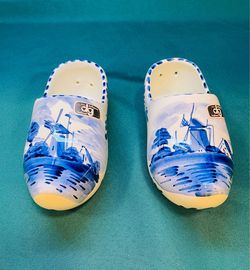 Antique 1940’s Delftgouw  Holland shoe wall pockets- set of 2