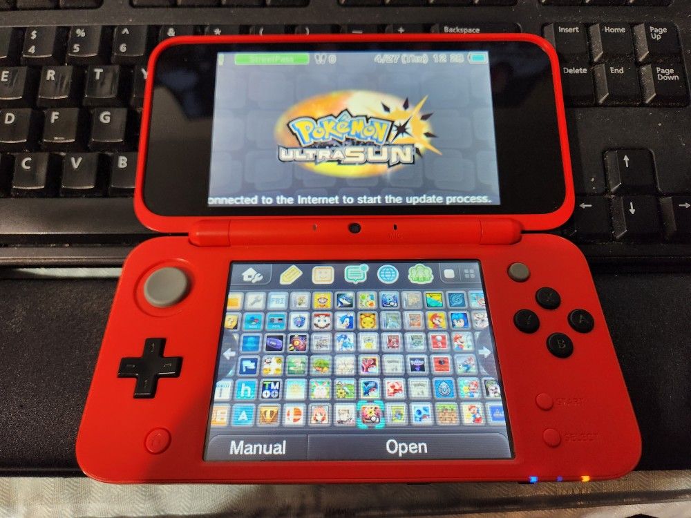 Nintendo 2DS XL Pokeball Limited Edition *w/ 128gb of games*