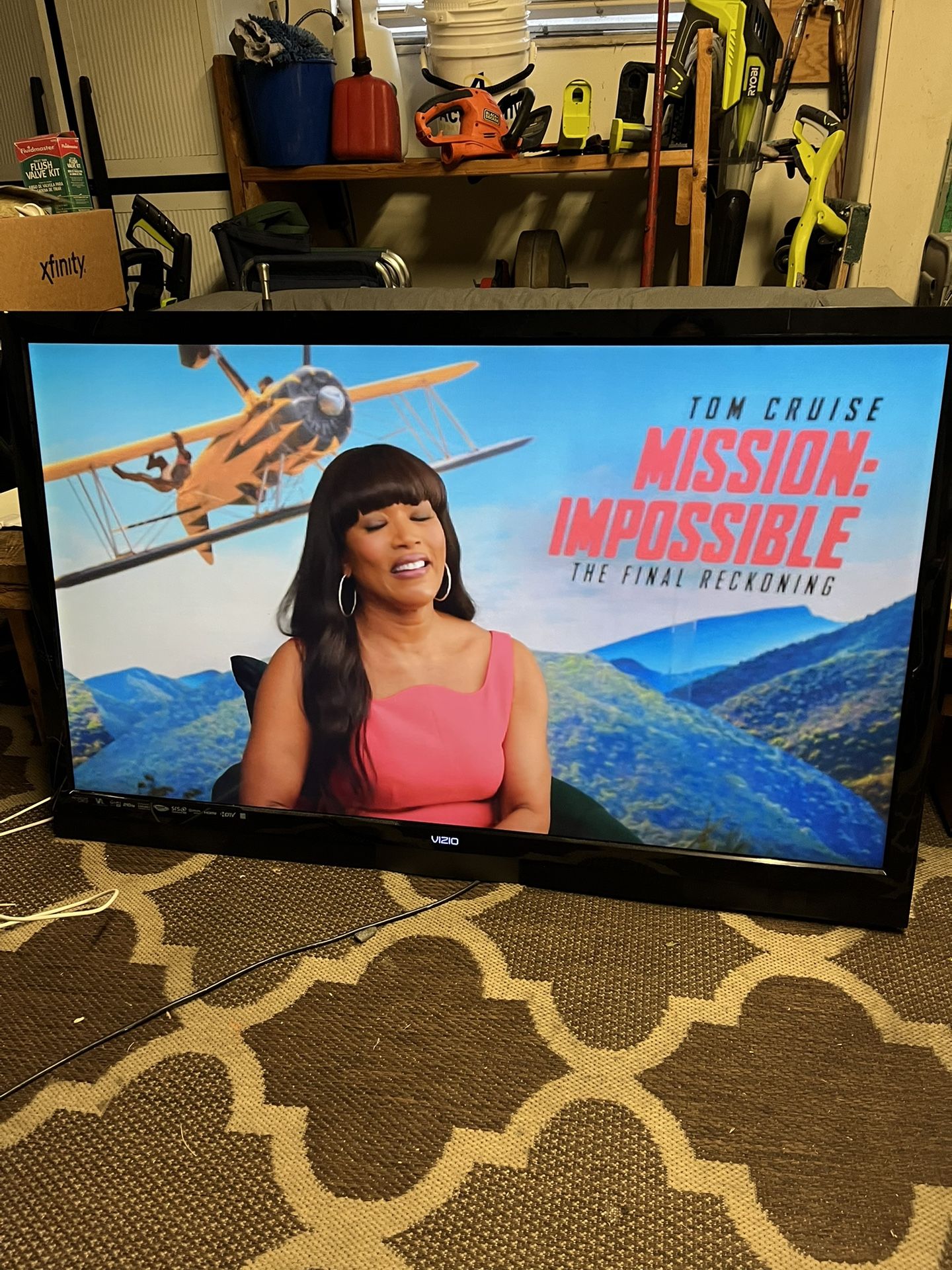 55 Inch Vizio Smart TV. In Great Working Condition. Vizio Razor M550SV. Remote Included