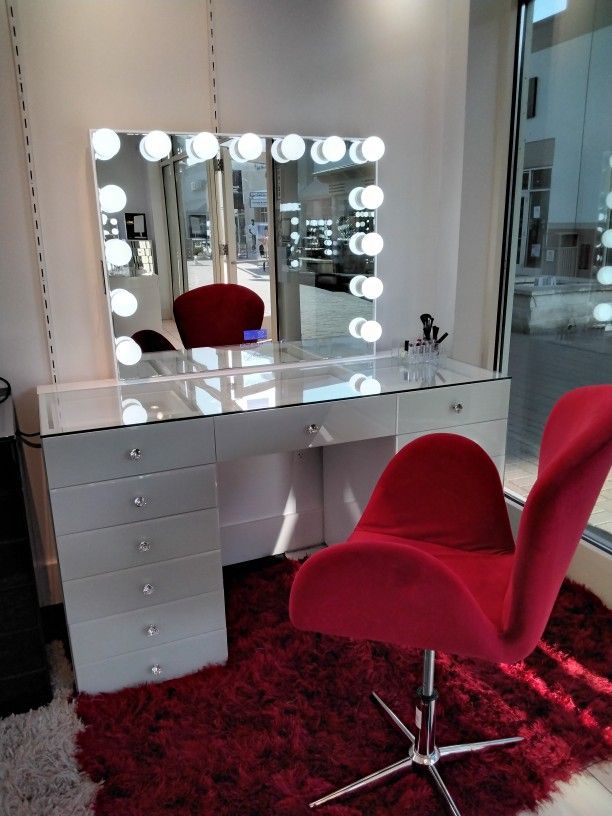 Elegant Hollywood Vanity With Bluetooth