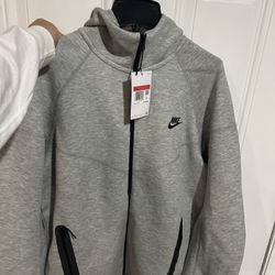 Nike Tech $100 M , L,, XL 
