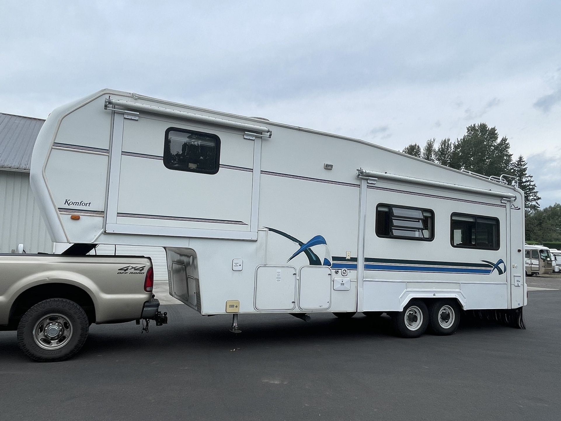 2000 Komfort Fifth Wheel 2 Slides for Sale in Portland, OR OfferUp