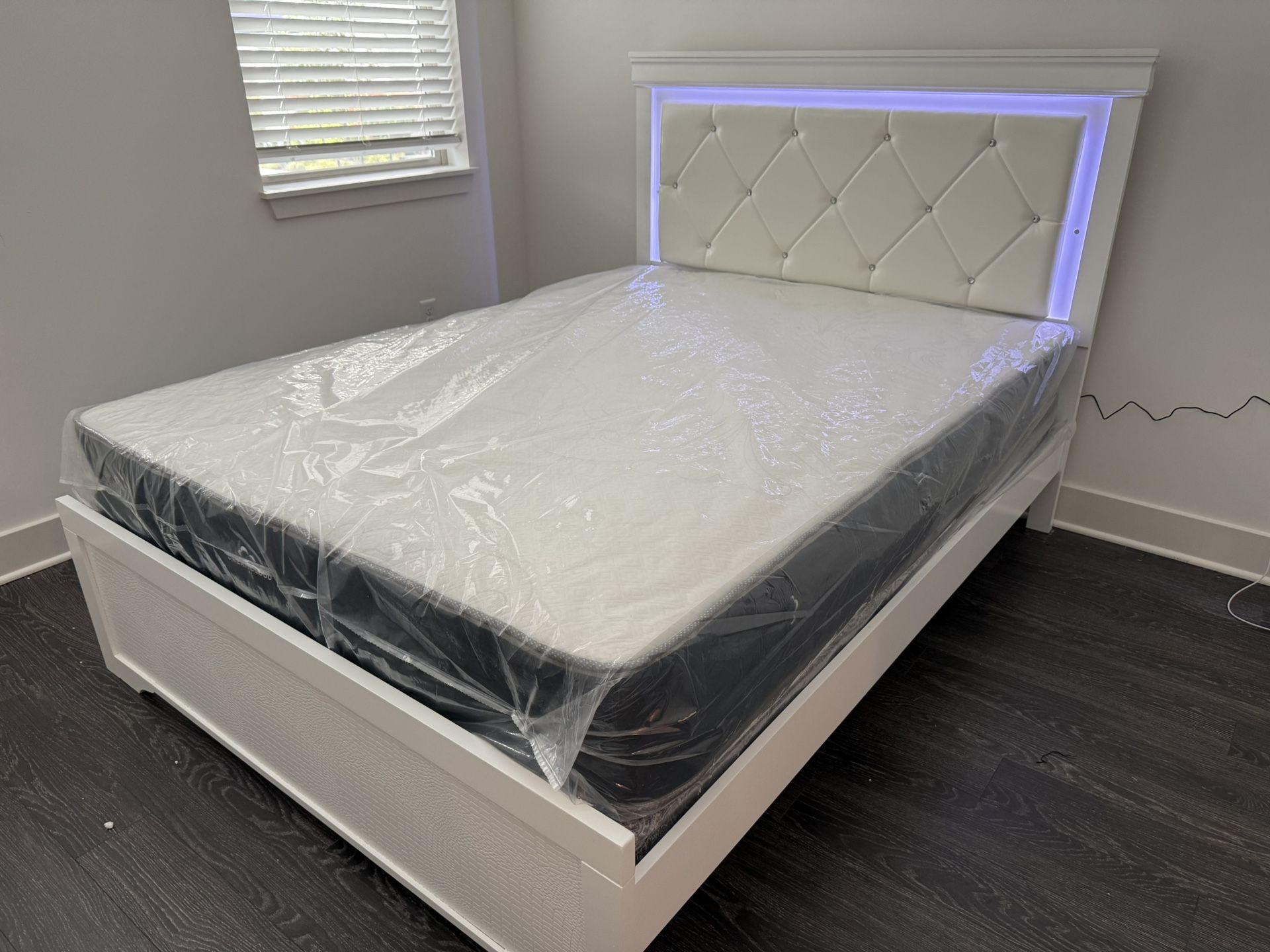 Brand New 5 Pieces Set Queen Size; Bedframe, Dresser, Mirror, Chest & 1 Night Stand > Pay On Delivery π